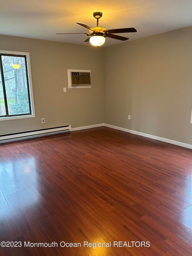 Building Photo - 136 Amberly Dr