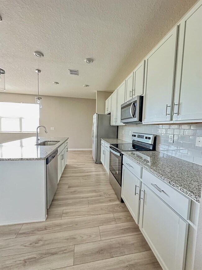 Building Photo - Gorgeous 4 Bed 2 Bath Home!