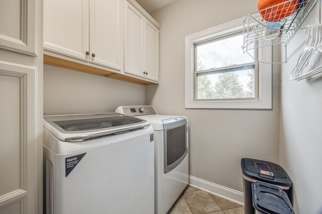 Building Photo - Stunning 4-Bedroom, 3.5-Bath Full Brick Ho...