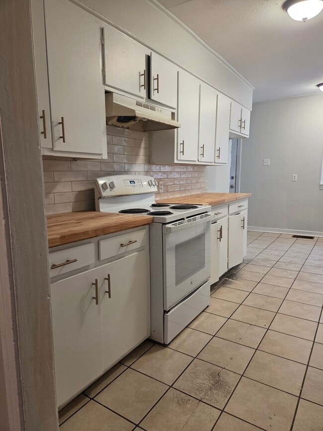 Building Photo - Spacious 4 Bed/ 2 Bath in North Jackson!