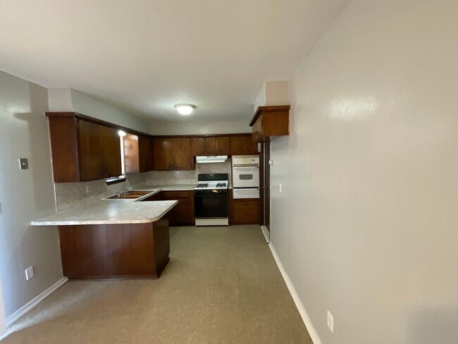 Building Photo - 3 bed. 1.5 bath 2 living areas