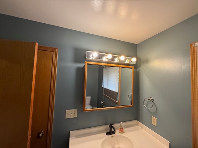 Building Photo - 709 Manor Dr