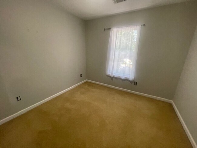 Building Photo - 217 Sarah Creek Ct