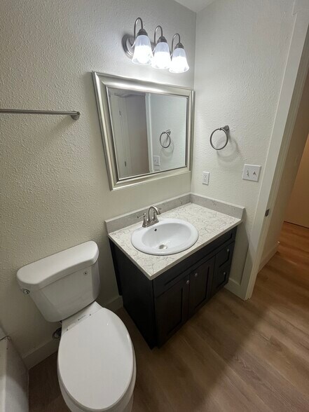 Building Photo - 415 SE Lacreole Dr