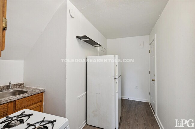 Building Photo - 3843 Peru St