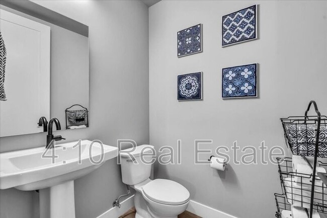 Building Photo - 1111 E Missouri Ave