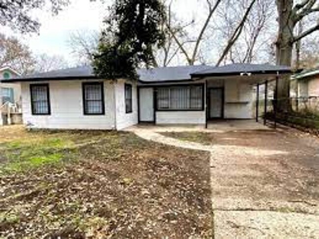 Building Photo - Large 3 bedroom, 2 bath with refrigerator!