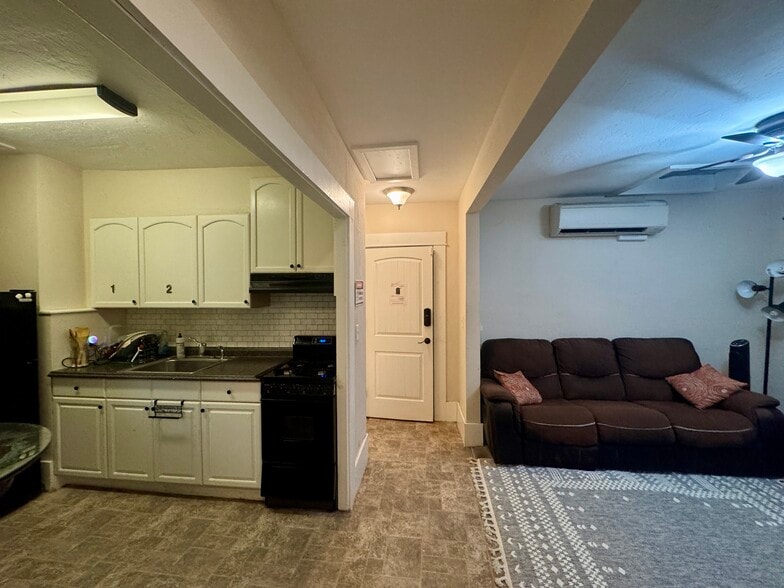 Primary Photo - 104 W Fulton St