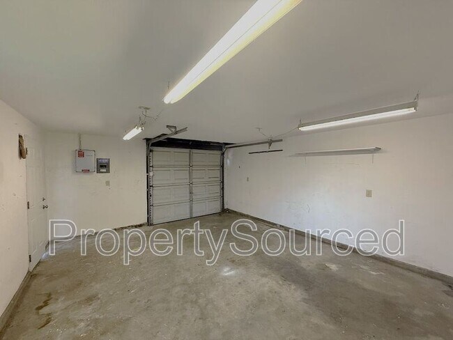 Building Photo - 221 N Lincoln Ave