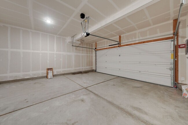 Building Photo - New 4 Bedroom Home with Next Gen Suite + S...