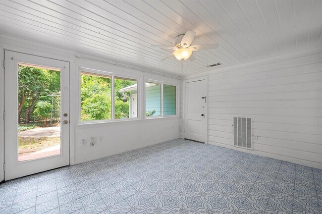 Building Photo - 4928 Strass Dr