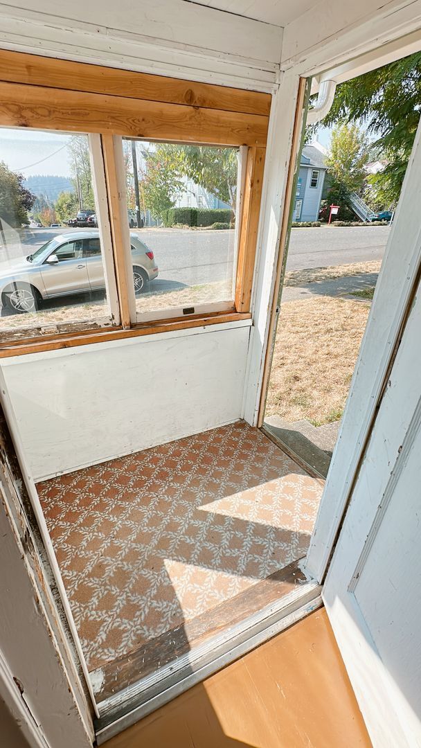 Building Photo - 4 bdrm/1 bath house with garage + large ya...