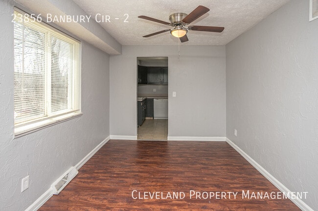 Building Photo - Updated 3 Bedroom Banbury Condo