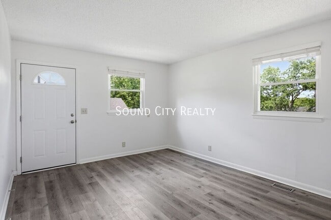 Building Photo - 923 Oak Vale Dr