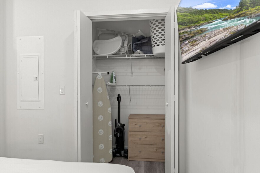 Building Photo - 501 N Perth St