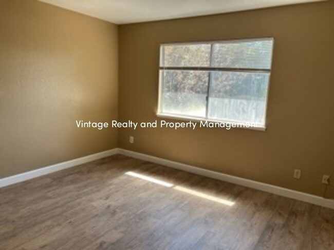 Building Photo - Available Now! Recently Updated 3 Bedroom ...