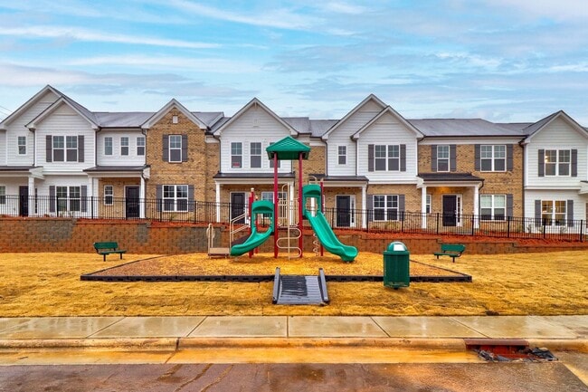 Building Photo - 2 Bedroom / 2.5 Bathroom Townhouse in Concord