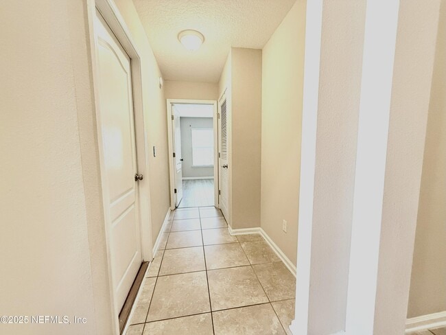 Building Photo - 2715 Salt Lake Dr