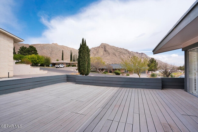 Building Photo - 1005 Singing Hills Dr