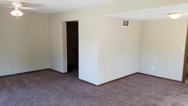 Building Photo - 8510 W Maple St