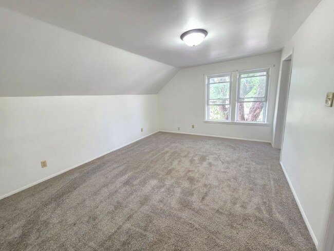 Primary Photo - 4 Bed 2 Bath Single Family Home in Wiscons...