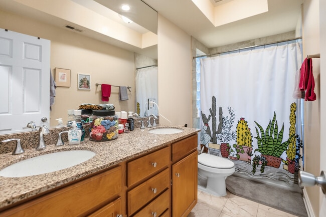 Building Photo - 1928 W Addison St