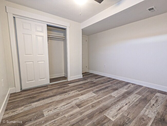 room 2.2 - 6541 S Begonia Dr