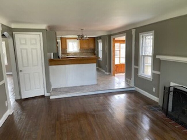 Building Photo - 3 bed 1 bath bungelow in Harper Woods with attached garage and basement