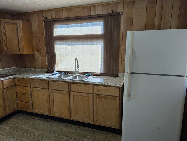 Building Photo - First Floor 3 Bed 2 Bath Apartment