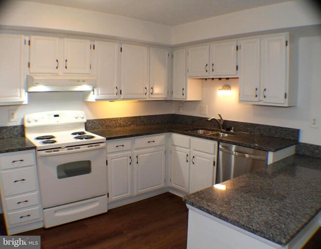 Building Photo - 7915 Tyson Oaks Cir