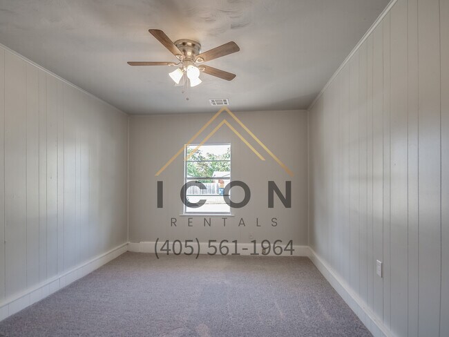 Building Photo - 320 E Cedar Ln