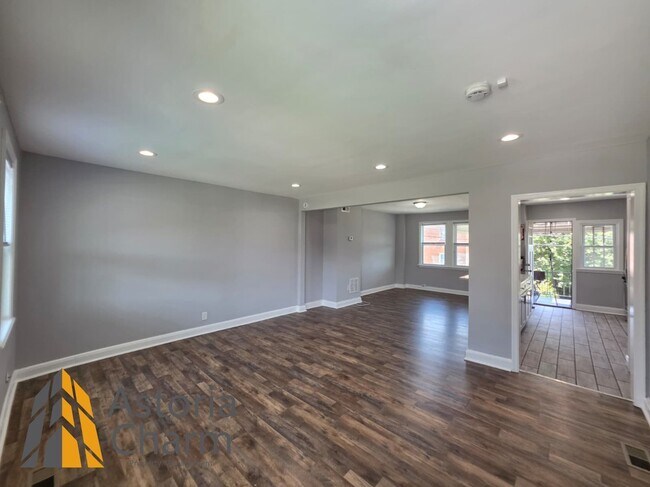 Building Photo - 1015 Lyndhurst St
