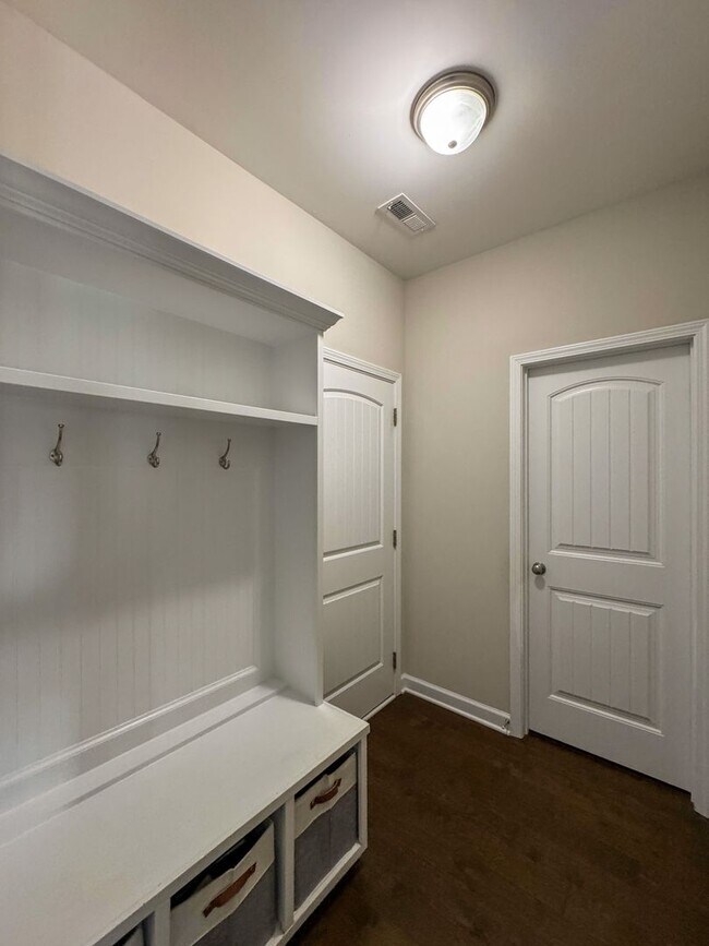 Building Photo - Gorgeous 4 Bed 2.5 Bath Home with Fenced Backyard