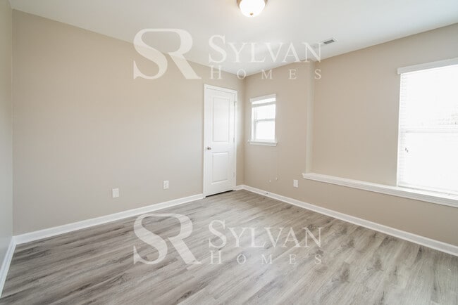 Building Photo - Gorgeous 4-bedroom, 2.5-bathroom house