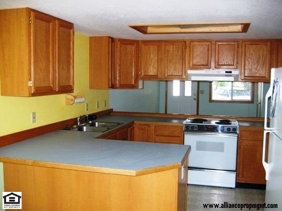 Building Photo - Nice spacious townhome in a central location