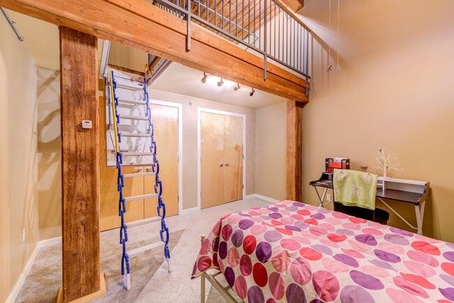 Building Photo - Huge Luxury 2 Story Condo with Private Rooftop Deck!