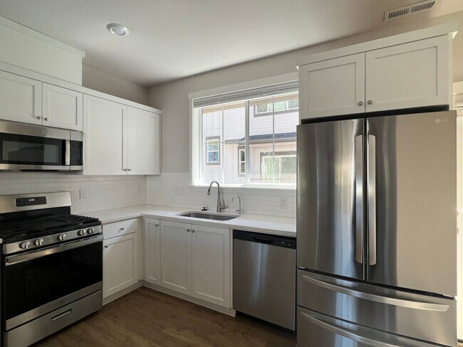 Building Photo - Beautiful 4 Bedroom 3.5 BA Home! Mother in Law Suite, Attached Garage & Top floor Bonus Room!