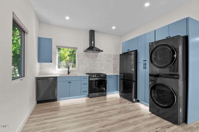 Fully appointed kitchen with premium appliances - 904 S East St