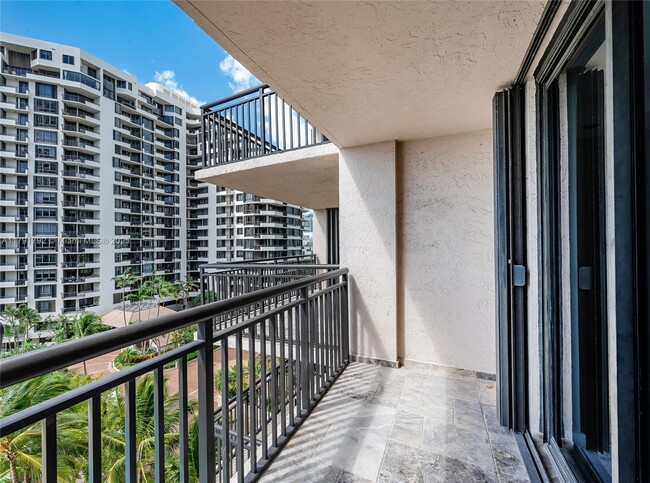Building Photo - 540 Brickell Key Dr
