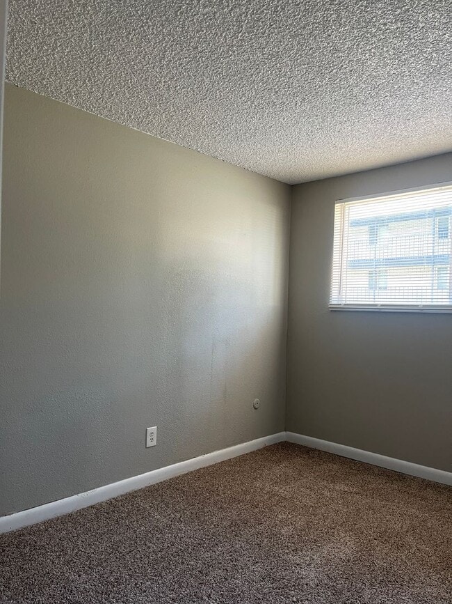 Building Photo - 3 Bedroom 2 Bathroom Condo in Applewood-Move in Ready!