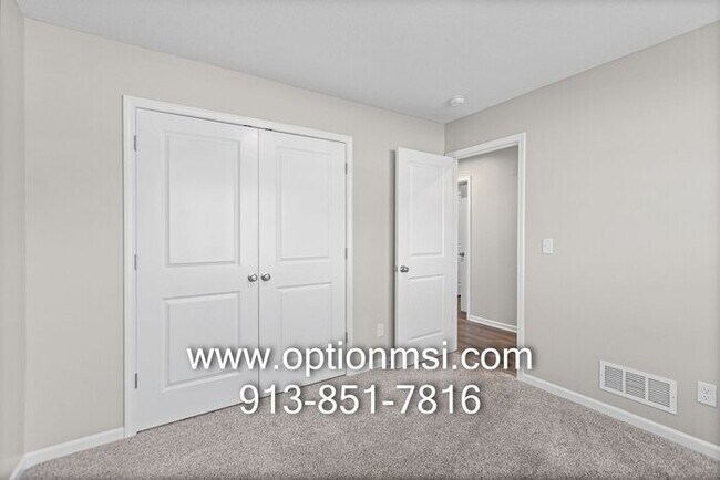 Building Photo - Fresh 3 Bedroom, 2 Bathroom Half Duplex