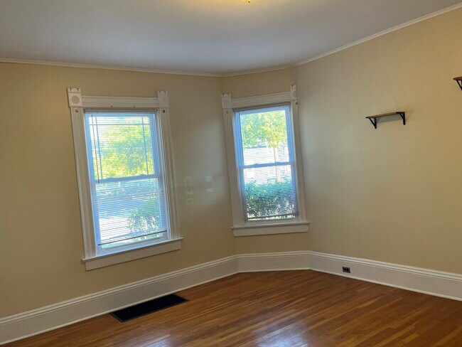 Building Photo - 13 Clark St