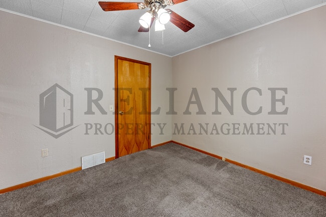 Building Photo - 1028 W Munnell Ave