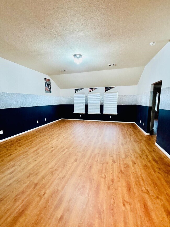 Building Photo - 9947 Valance Way