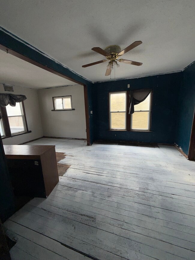 Building Photo - 111 E Livingston Dr