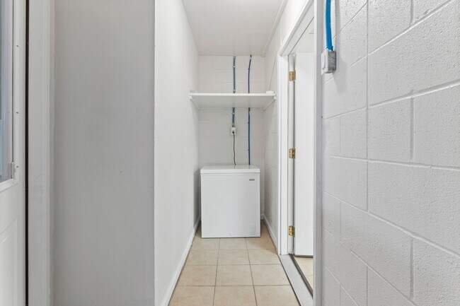 Building Photo - Oak Cove Condo