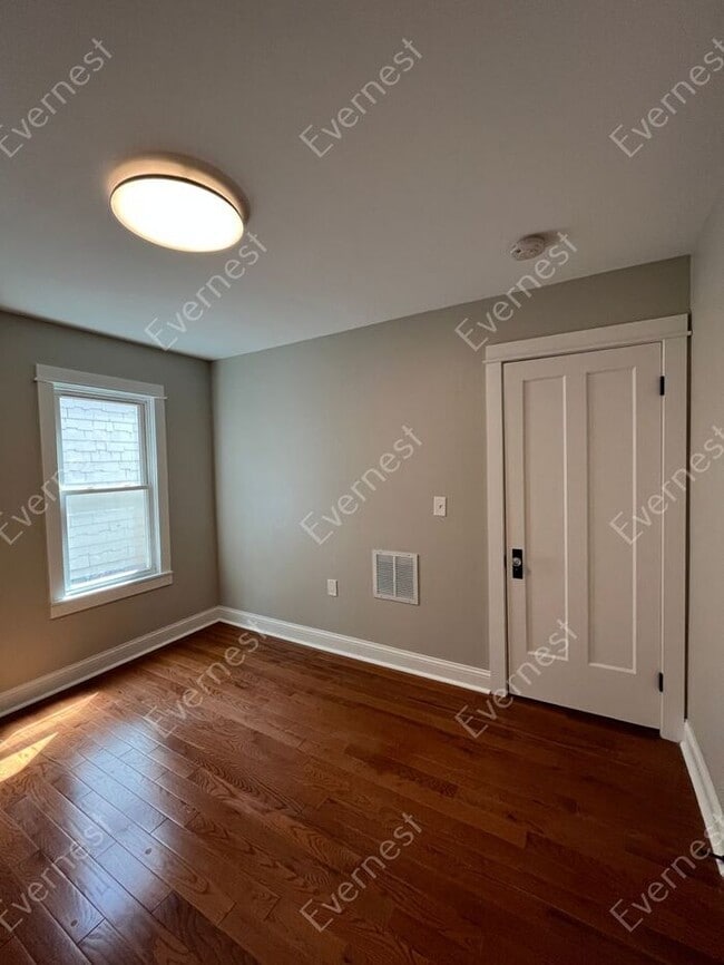 Building Photo - Charming 2-Bedroom Home with Modern Amenit...