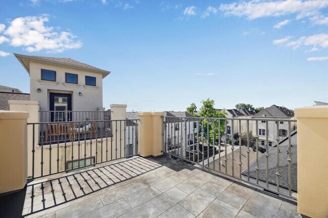 Building Photo - 5644 Larkin St
