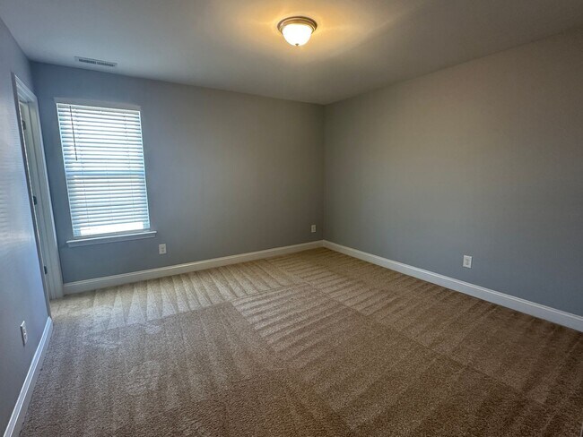 Building Photo - Awesome 4 Bedroom 2.5 Bath Home with Lots of space and a 2 Car Garage!