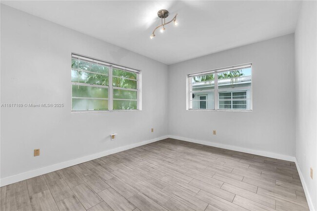 Building Photo - 1622 Bay Rd
